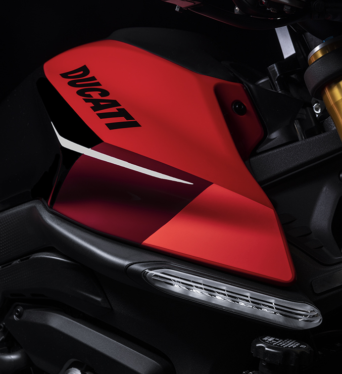 Ducati-Monster-SP-MY23-overview-carousel-imgtxt-02-677×740